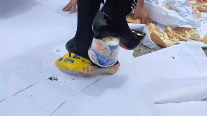 图片[11]_广州小鱼女神户外黑丝高跟踩食物贱狗跪吃，用奴的衣服给主人擦鞋 YC-230611_绳缚吧