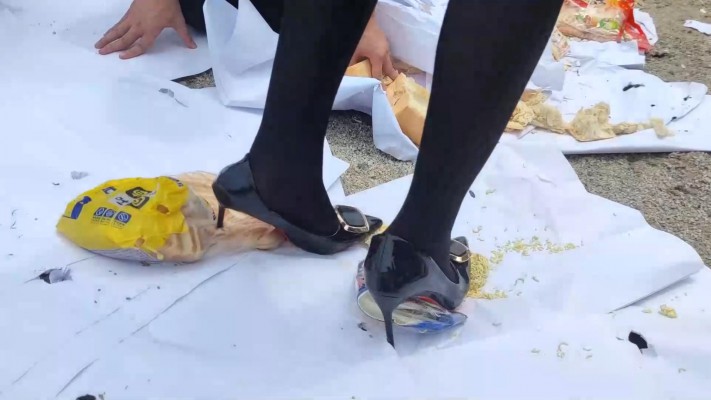 图片[12]_广州小鱼女神户外黑丝高跟踩食物贱狗跪吃，用奴的衣服给主人擦鞋 YC-230611_绳缚吧