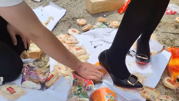 图片[14]_广州小鱼女神户外黑丝高跟踩食物贱狗跪吃，用奴的衣服给主人擦鞋 YC-230611_绳缚吧
