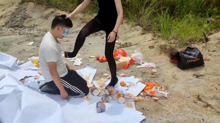 图片[15]_广州小鱼女神户外黑丝高跟踩食物贱狗跪吃，用奴的衣服给主人擦鞋 YC-230611_绳缚吧