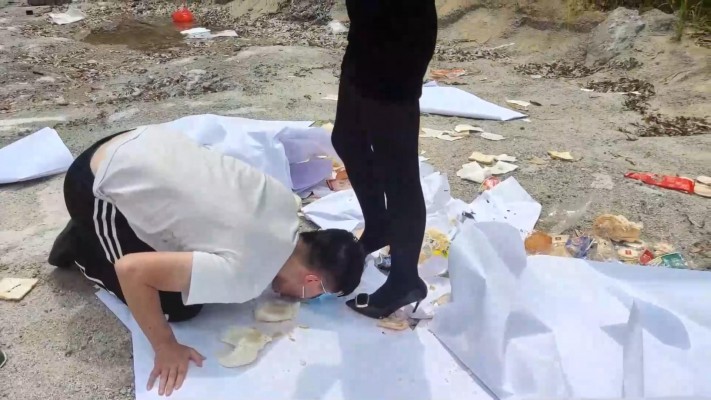 图片[17]_广州小鱼女神户外黑丝高跟踩食物贱狗跪吃，用奴的衣服给主人擦鞋 YC-230611_绳缚吧