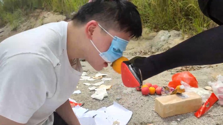 图片[18]_广州小鱼女神户外黑丝高跟踩食物贱狗跪吃，用奴的衣服给主人擦鞋 YC-230611_绳缚吧