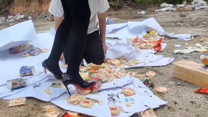 图片[19]_广州小鱼女神户外黑丝高跟踩食物贱狗跪吃，用奴的衣服给主人擦鞋 YC-230611_绳缚吧