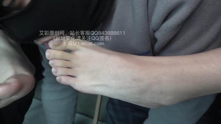 图片[5]_【樱女王】樱女王的两个女同学享受奴隶的舔脚服务，一脸鄙视！YC-230203-2_绳缚吧