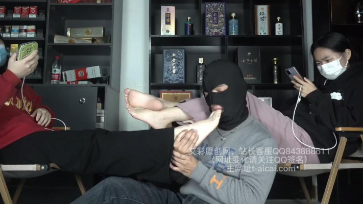 图片[11]_【樱女王】樱女王的两个女同学享受奴隶的舔脚服务，一脸鄙视！YC-230203-2_绳缚吧