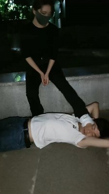 【楼遥】户外阳台小白鞋棉袜全体重踩踏 bf29493_绳缚吧