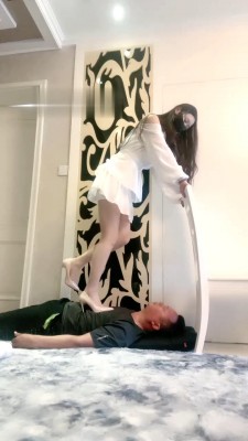 图片[7]_【猫神大人】女神小白鞋白袜全体重踩 bf29494_绳缚吧