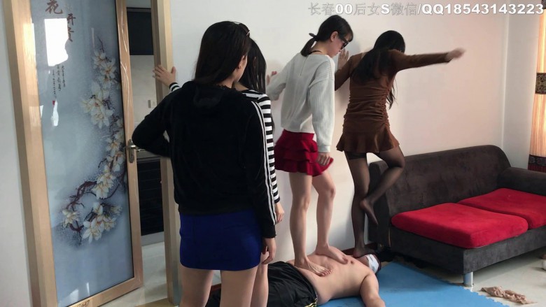 图片[17]_四位美女一起细高跟踩踏，单脚全体重踩头_绳缚吧