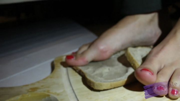 ）性感高跟玉足踩方包，包子混合着脚和鞋底的香气一定问道很好_绳缚吧