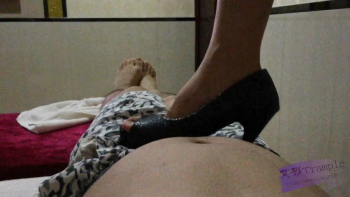 图片[4]_沐足房女带班尖头细高跟全体踩踏，踩在身上无论怎么乞求不愿意下来。_绳缚吧