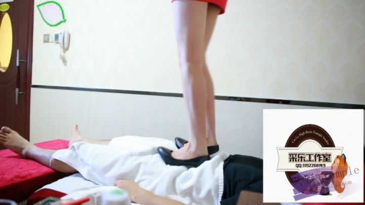 图片[9]_沐足房女带班尖头细高跟全体踩踏，踩在身上无论怎么乞求不愿意下来。_绳缚吧