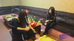 KTV两长发美女S极度羞辱（五）_绳缚吧