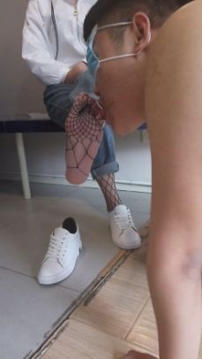 图片[4]_性感丝袜美脚 舔脏鞋底_绳缚吧