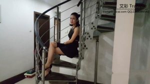 最新艾丝女王居家系列—–楼梯间调教贱狗_绳缚吧