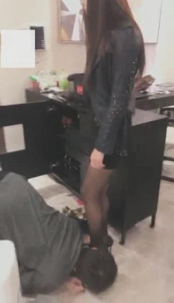 图片[2]_VIVI圣水羞辱 黑丝高跟调教偷鞋的邻居_绳缚吧