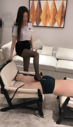 图片[9]_绝美vivi黑丝制服女警察，抽打、高跟踩踏踩刺贱奴_绳缚吧