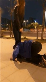 vivi-户外惊险遛狗过马路_绳缚吧