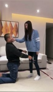 绝美vivi踢脸踢裆发泄_绳缚吧