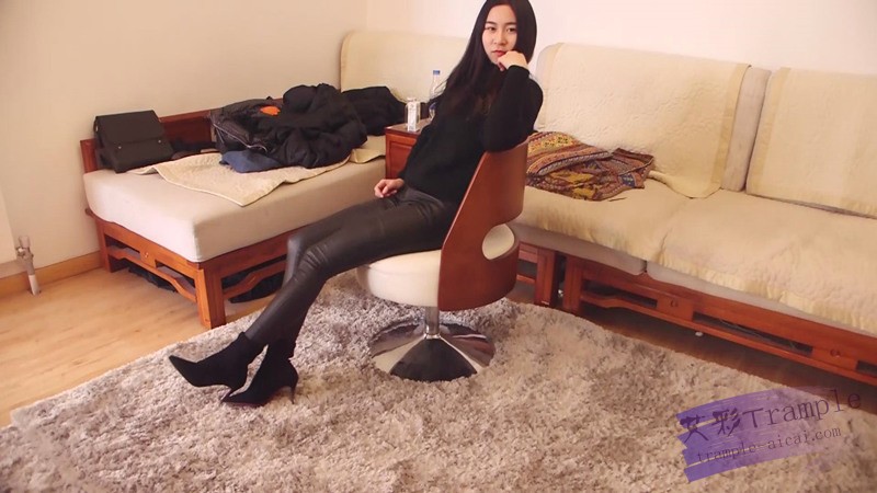 艾丝绝美紧身皮裤丝袜足底！插M嘴到流血，最后还抚慰M_绳缚吧