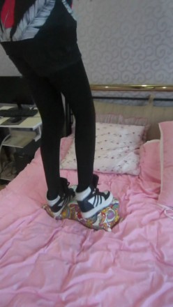 图片[11]_气质绝美长腿美女高帮休闲鞋踩枕头，换鞋大秀美腿_绳缚吧