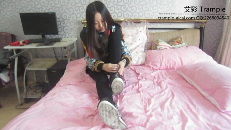 图片[15]_气质绝美长腿美女高帮休闲鞋踩枕头，换鞋大秀美腿_绳缚吧