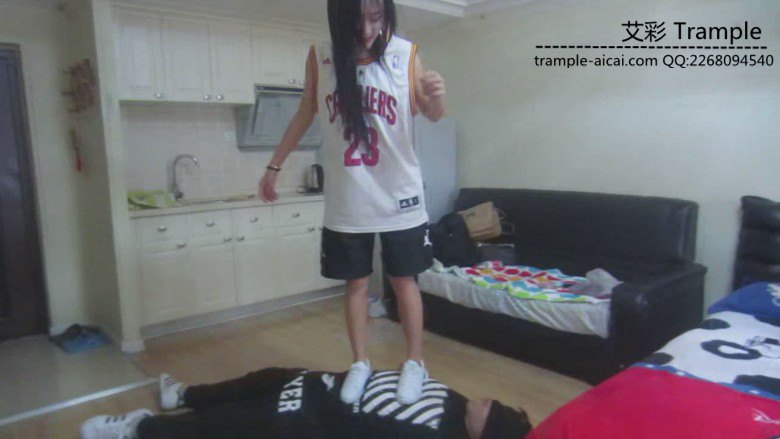 图片[14]_剧情美女球衣休闲板鞋踩踏舔鞋羞辱_绳缚吧
