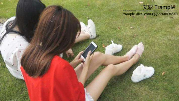 图片[2]_大一两位美女学生的户外美足秀_绳缚吧