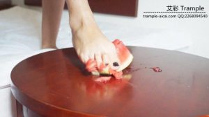 学生女主佳佳踩过的水果和脚尖上的酸奶_绳缚吧