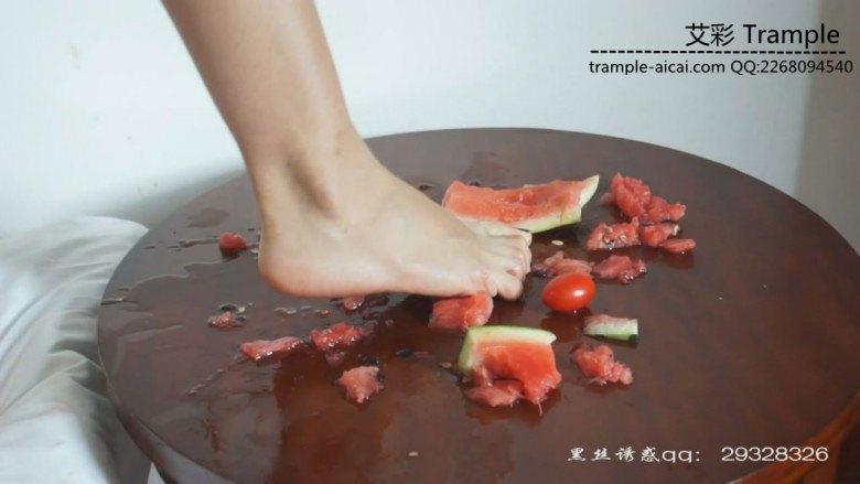 图片[12]_学生女主佳佳踩过的水果和脚尖上的酸奶_绳缚吧