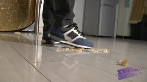 小月第一次 运动鞋踩面包喂奴隶_绳缚吧
