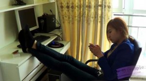 黑冰女王黑色棉袜脚踏人面脚垫_绳缚吧