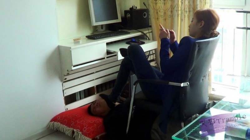 图片[3]_黑冰女王黑色棉袜脚踏人面脚垫_绳缚吧