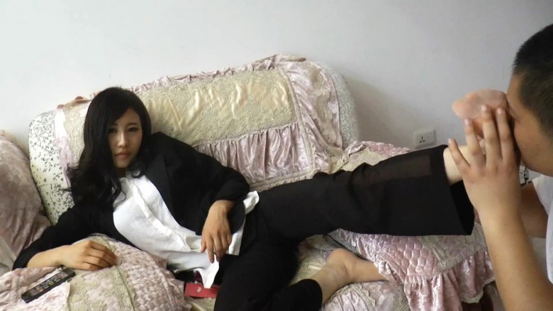 图片[8]_黑冰女王享受奴隶闻脚轻搔弄脚底_绳缚吧