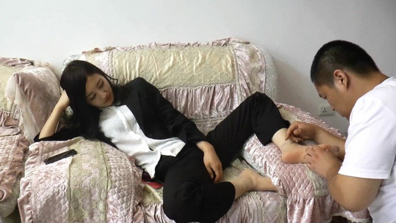 图片[10]_黑冰女王享受奴隶闻脚轻搔弄脚底_绳缚吧