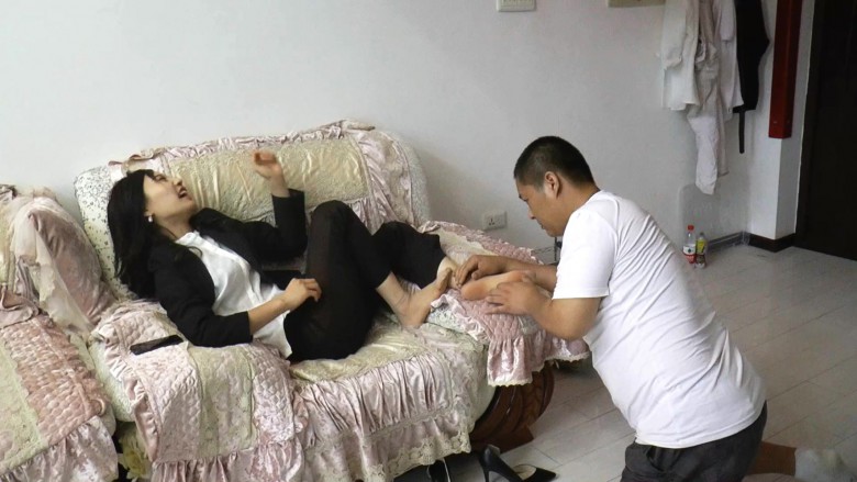 图片[11]_黑冰女王享受奴隶闻脚轻搔弄脚底_绳缚吧