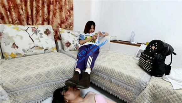 【珊瑚湾】夏季雪地靴制造臭脚玩弄女M_绳缚吧