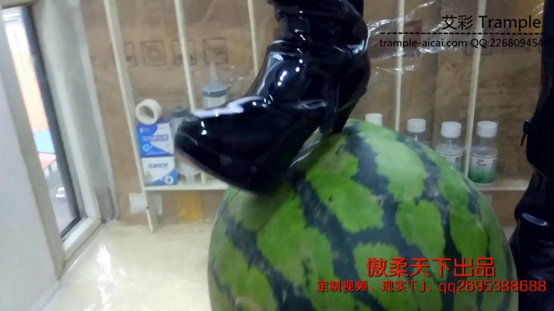 长筒帆布加高跟踩香蕉和西瓜_绳缚吧