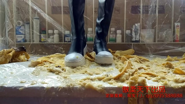 图片[13]_长筒帆布加高跟踩香蕉和西瓜_绳缚吧