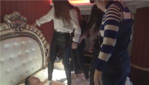 4位小美女白色棉袜踩踏闷昏_绳缚吧