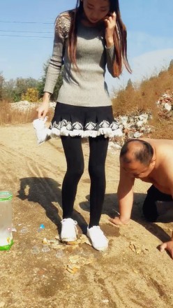 图片[2]_“超级羞辱”傲柔s户外脏鞋踩踏喂食脏食物_绳缚吧