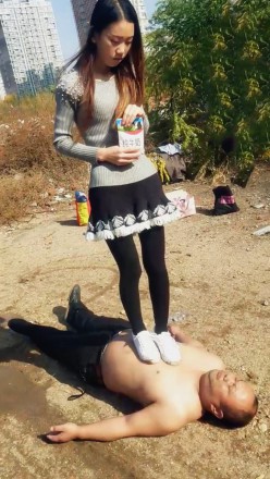 图片[13]_“超级羞辱”傲柔s户外脏鞋踩踏喂食脏食物_绳缚吧