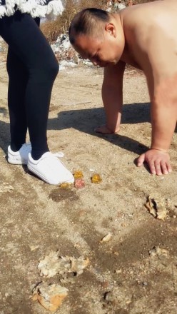 图片[15]_“超级羞辱”傲柔s户外脏鞋踩踏喂食脏食物_绳缚吧