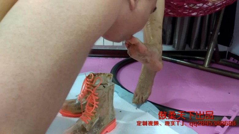 雨靴内踩蛋糕喂食味觉的享受_绳缚吧
