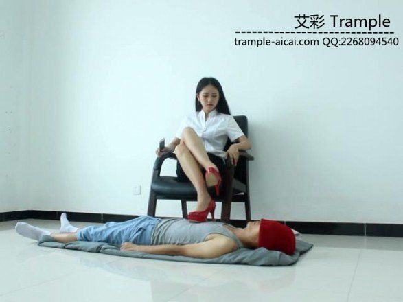 图片[2]_天依女主红高跟休闲踩毯子展示美貌身材！_绳缚吧