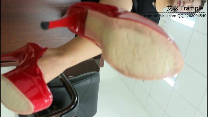 图片[4]_甜美媛媛女主办公桌前红高跟羞辱跪地贱狗后脑！_绳缚吧