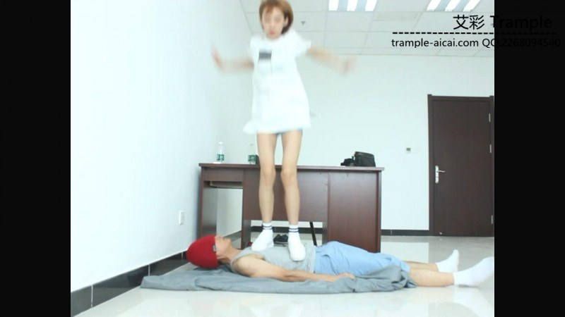图片[7]_00后天使女主帆布鞋棉袜站桌子上跳踩毯子！_绳缚吧