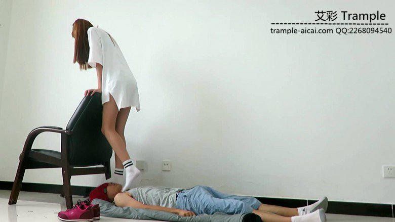 图片[4]_00后天使女主运动鞋白棉袜全体重踩头！_绳缚吧
