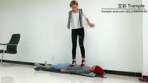 冰冰女主运动鞋蹦跳践踏贱狗身体下体！_绳缚吧