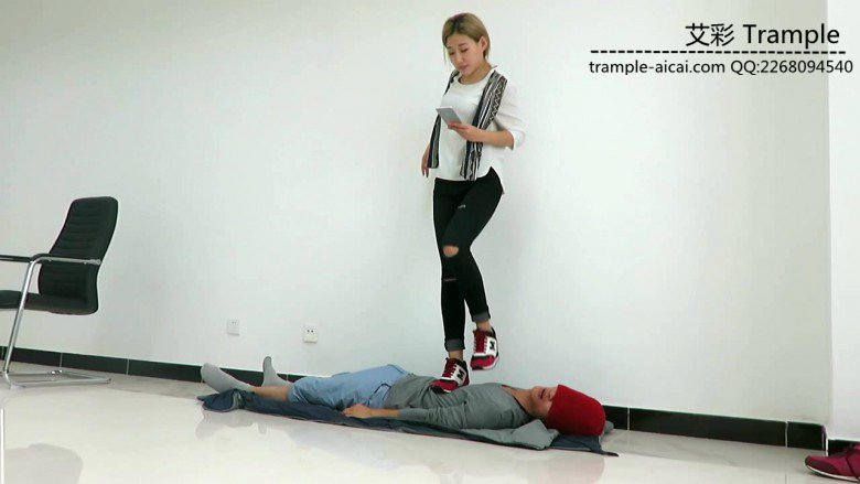 图片[4]_冰冰女主运动鞋蹦跳践踏贱狗身体下体！_绳缚吧