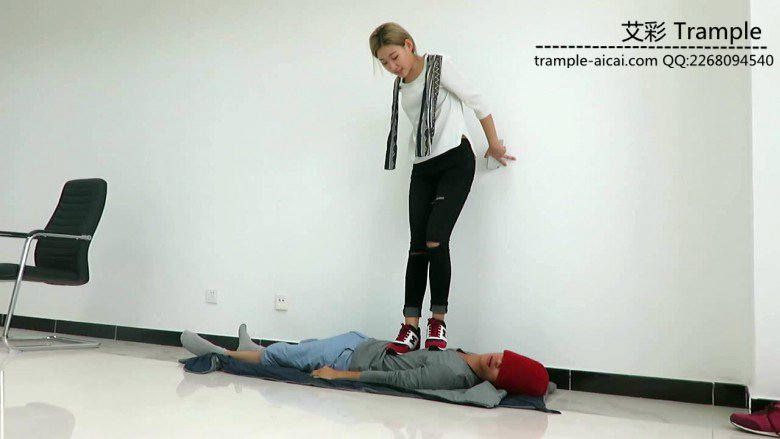 图片[5]_冰冰女主运动鞋蹦跳践踏贱狗身体下体！_绳缚吧